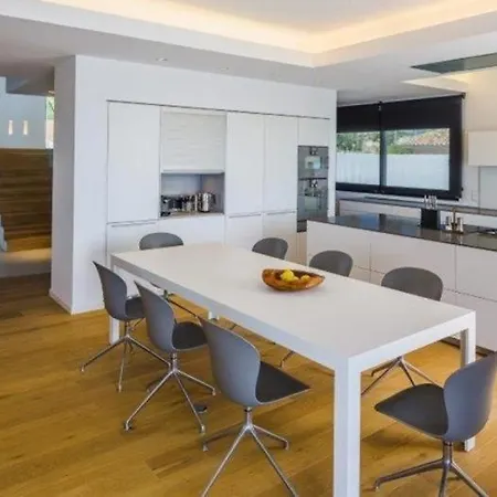 בית נופש With 6 Bedrooms In Marbella, Costa Del Sol מארבלה
