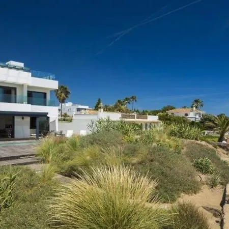 With 6 Bedrooms In Marbella, Costa Del Sol מארבלה